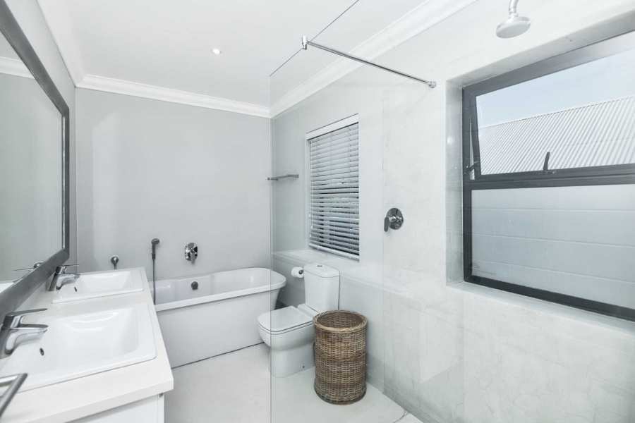 4 Bedroom Property for Sale in Fernkloof Estate Western Cape